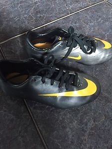 Nike Youth Soccer Cleats Size 1