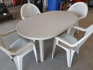 PLASTIC PICNIC TABLE WITH 4 CHAIRS