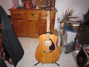 YAMAHA 6 String Acoustic Guitar For Sale