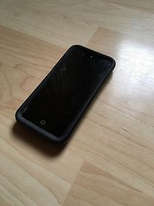 iPhone 5c (8 GB) + Otter Box (Koodo mobile)