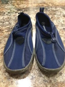 Boys Speedo water shoes (Size M or 3)