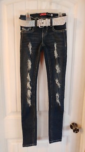 Low rise skinny jeans with white shiny belt.