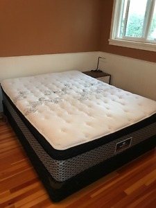 Queen size like new - Sealy Posturepedic Euro Top Matress