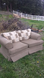 2 love seats 1 chair 30 $ for all 3
