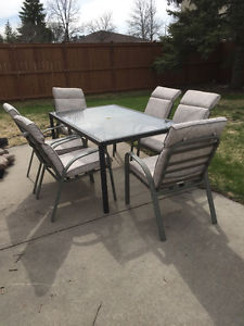 Patio Table w 6 chairs and cushions