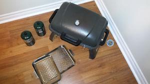 Propane BBQ with two steel grills and two propane canisters