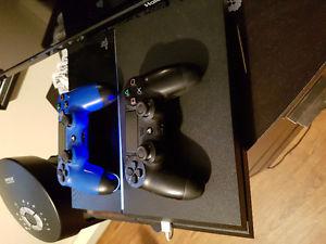 Ps4 with two controllers