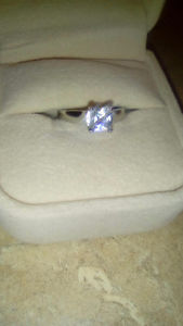 10K White gold solitaire ring