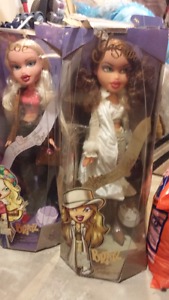 2 bratz walker dolls