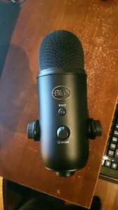 Blue Yeti Microphone - Blackout Edition