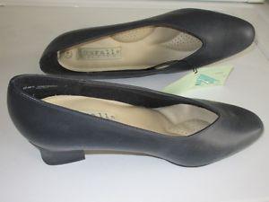 Leather ladies shoes, navy blue.