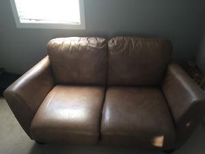 palliser leather couch- Willowgrove