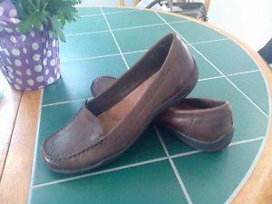 Earth origin soft leather shoes size 8.5w fit more like a 9