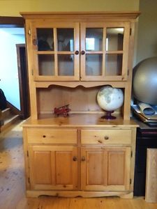 Solid pine 2 piece hutch