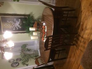 Broyhill Diningroom Table and Chairs