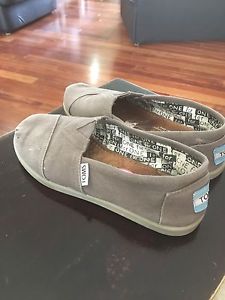 Girls size 1 TOMS