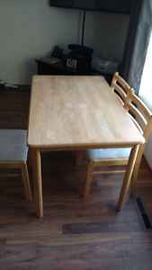 Kitchn table and 4 chairs