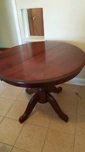 Round pedestal dining table
