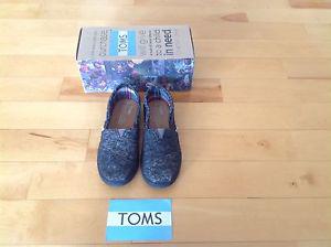 ** Sold ** Girl's new TOMS