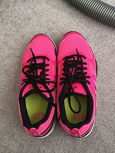 Women's size 7 asics running shoes