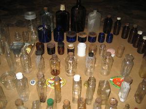 au moins 85 bouteilles antiques