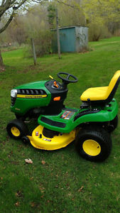John Deere D120 lawn tractor