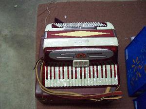 KENTONE ACCORDION IN CASE