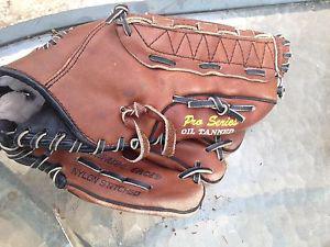 SOFTBALL GLOVE. (WORTH)