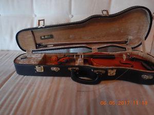 Suzuki Kiso 1/4 size with case and bow