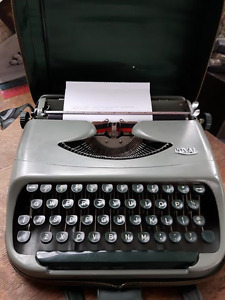 Vintage 60s Royalite Royal Portable Typewriter