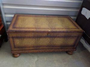 Beautiful Crocodile Style Storage Chest OttomanBench