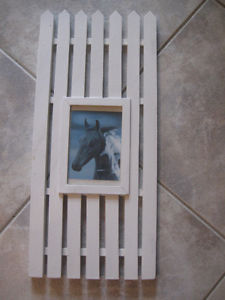 UNIQUE HORSEY PICTURE FRAME..[PICKET-FENCE STYLE]
