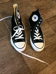 Boy's converse sneakers