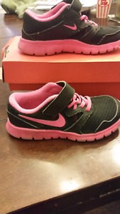 Girls Nike sneakers- great condition