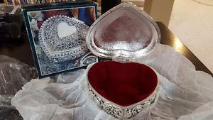 New Metal Heart Shaped Jewelry Box With Felt Lining