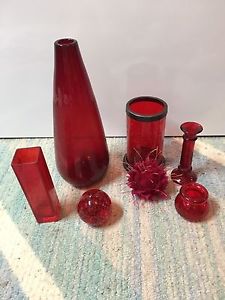 Red decorative accents-7 pieces