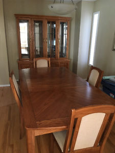 SOLID OAK DINING ROOM SET - GREAT CONDITION!!