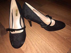 Size 8 1/2 high heel shoes
