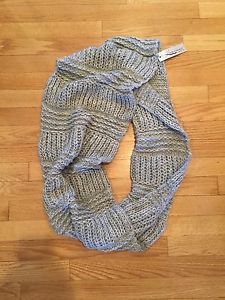 Wanted: Gray Knit Infinity Scarfe