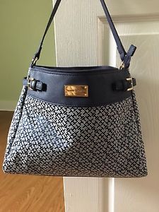 Wanted: Tommy Hilfiger purse