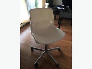 *Almost New* white desk chair -Delivery is possible in