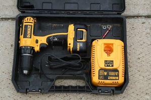 DEWALT 18VOLT DRILL BATTERY AND CHARGER