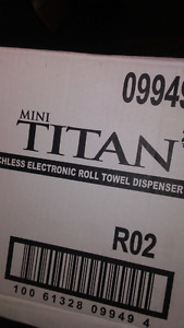 Electric paper towel dispenser