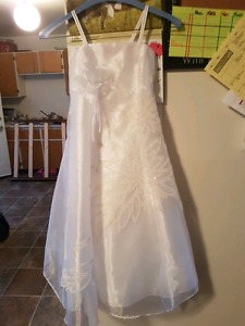 GIRLS SIZE 6 FLOWER GIRL DRESS NEEDS TO BE SOLD NOTHING