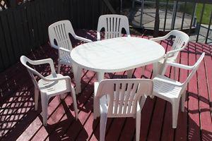 Plastic table and 6 armchairs