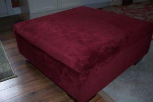 RED OTTOMAN/TABLE