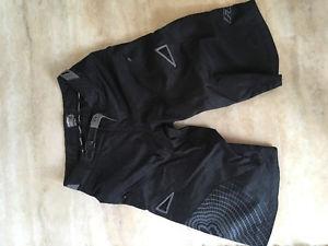 Size 32 Black Fox Demo Bike Shorts