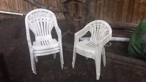 6 plastic lawn chairs and table