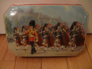 ATTRACTIVE LITTLE VINTAGE COLLECTIBLE HINGED TIN....