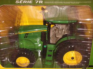 BLOW OUT PRICE! John Deere 7R 1/16 Scale Tractor